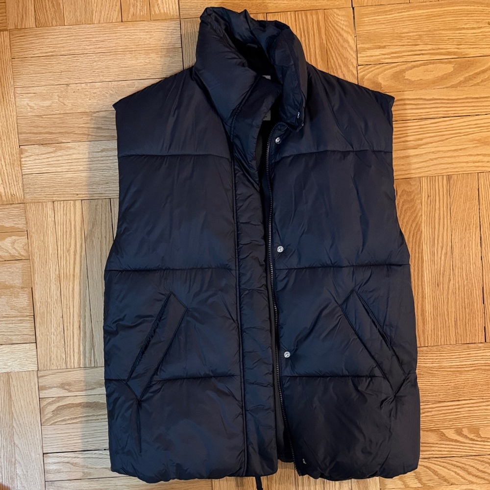 Abercrombie & Fitch Women’s black puffer vest